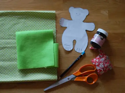 Uszyj misia z duszą! Poradnik DIY dla początkujących + darmowy wykrój